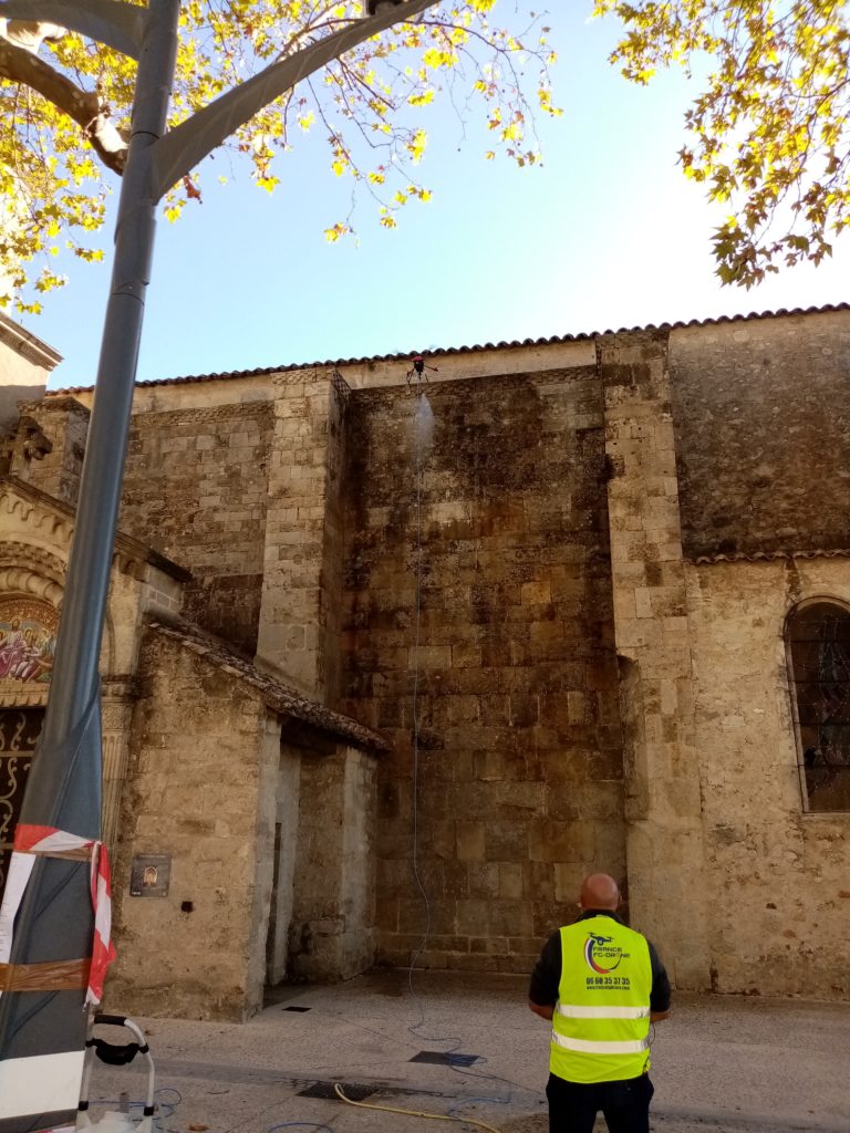 Démoussage de l'église Saint-Jacques à Béziers